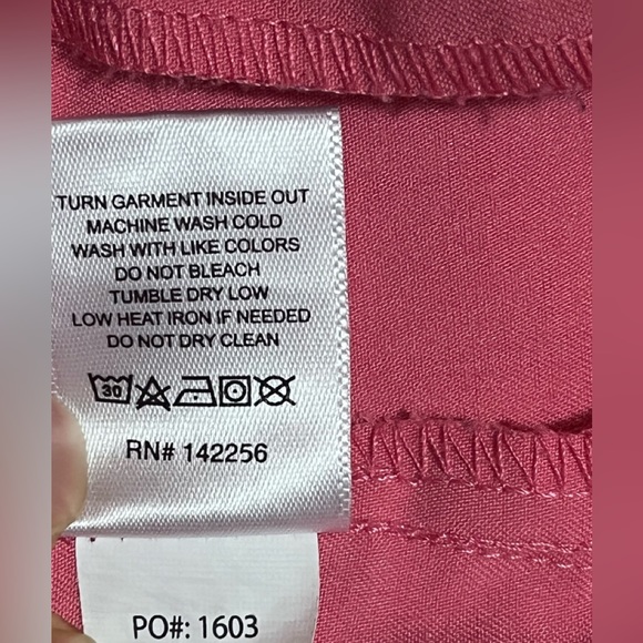 💗 FIGS Casma Three-Pocket Scrub Top Medium Limited Edition color-Neon Pink EUC - Picture 8 of 15